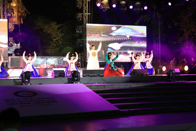 Vòng loại cuộc thi StarKing thu hút khán giả tại Lễ hội văn hóa và ẩm thực Việt- Hàn - 2