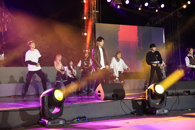 Vòng loại cuộc thi StarKing thu hút khán giả tại Lễ  hội văn hóa và ẩm thực Việt- Hàn - 3