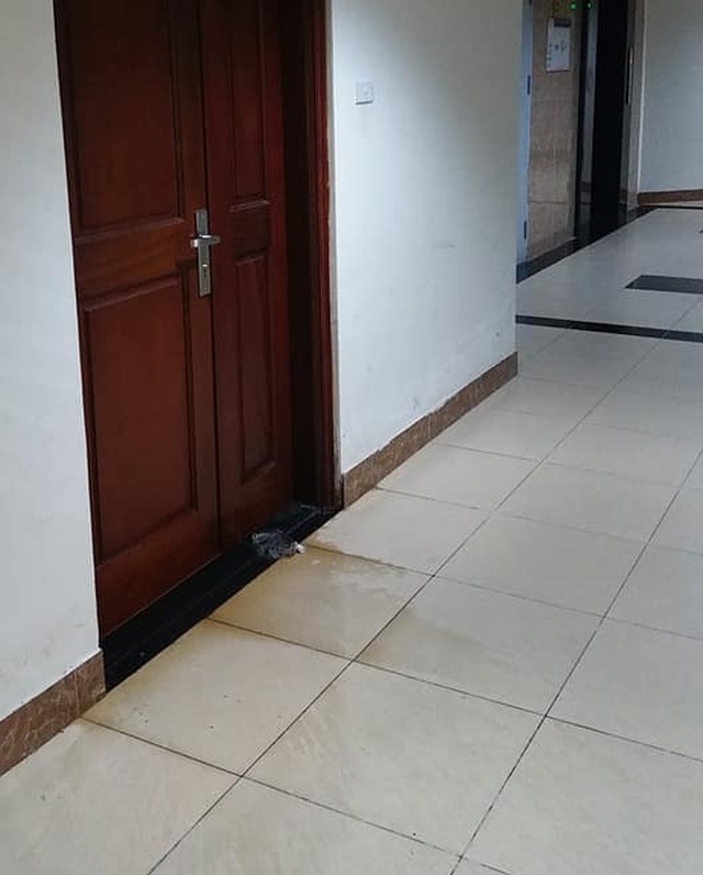 Kẻ bịt mặt leo 8 tầng thang bộ, ném chất thải vào căn hộ chung cư - 1 Kẻ bịt mặt leo 8 tầng thang bộ, ném chất thải vào căn hộ chung cư - 1