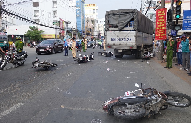 Xe tải tông 6 xe máy dừng đèn đỏ, 4 người bị thương - 1 Xe tải tông 6 xe máy dừng đèn đỏ, 4 người bị thương - 1