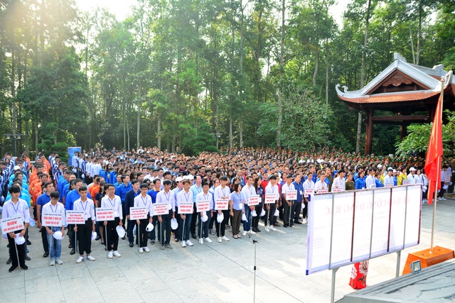 Hàng nghìn người trồng 2.000 cây Thông Mã Vĩ trên đồi cây “Dâng Bác - Ơn Thầy” - 4 Hàng nghìn người trồng 2.000 cây Thông Mã Vĩ trên đồi cây “Dâng Bác - Ơn Thầy” - 4