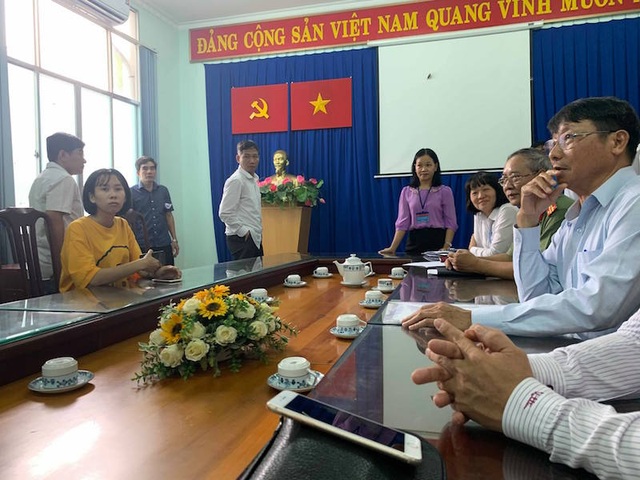 Cả đoàn người kéo nhau lên huyện khóc ròng vì mua đất 17 năm không được nhận - 1 Cả đoàn người kéo nhau lên huyện khóc ròng vì mua đất 17 năm không được nhận - 1