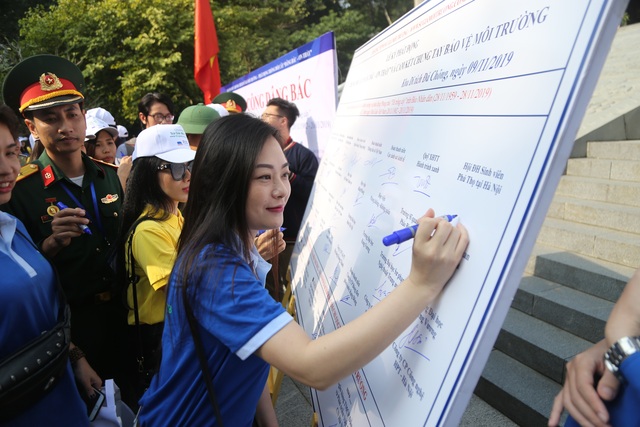 Hàng nghìn người trồng 2.000 cây Thông Mã Vĩ trên đồi cây “Dâng Bác - Ơn Thầy” - 5 Hàng nghìn người trồng 2.000 cây Thông Mã Vĩ trên đồi cây “Dâng Bác - Ơn Thầy” - 5