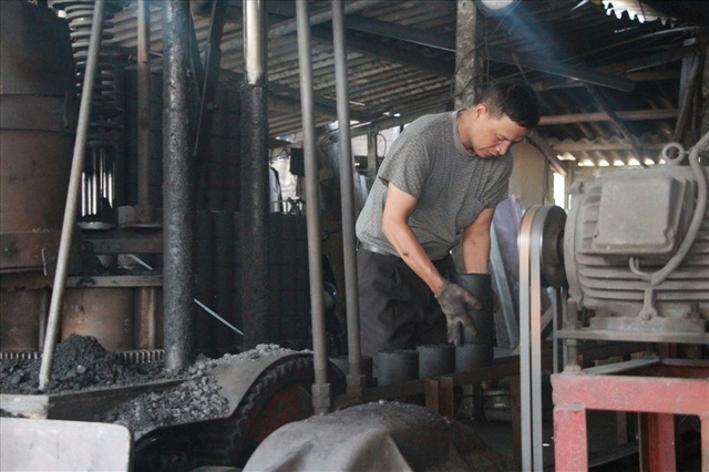 Vựa than tổ ong Hà Nội lặng lẽ trước ngày tàn - 6 Vựa than tổ ong Hà Nội lặng lẽ trước ngày tàn - 6