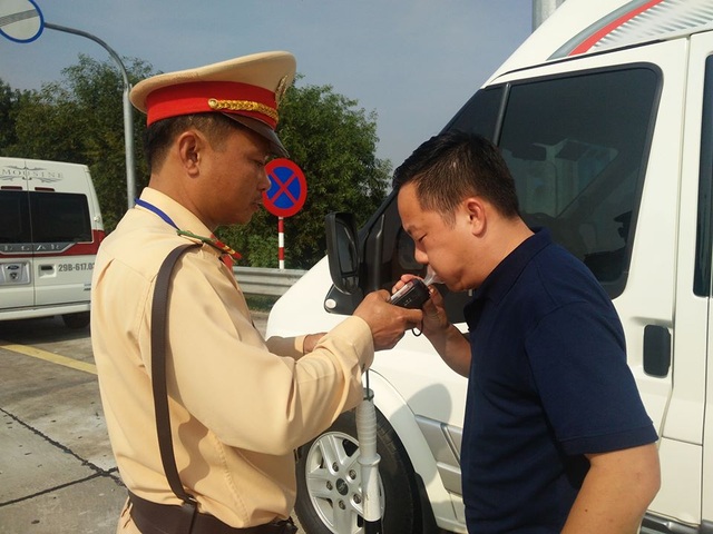 Hà Nội tăng cường xử lý lái xe vi phạm nồng độ cồn - 2 Hà Nội tăng cường xử lý lái xe vi phạm nồng độ cồn - 2