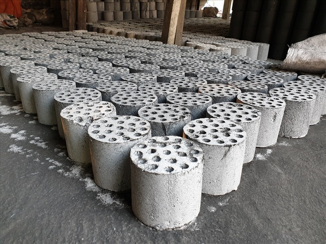 Vựa than tổ ong Hà Nội lặng lẽ trước ngày tàn - 7 Vựa than tổ ong Hà Nội lặng lẽ trước ngày tàn - 7