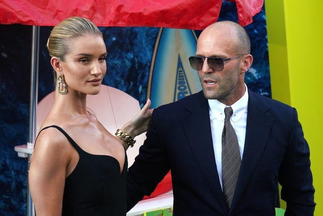 Rosie Huntington-Whiteley quyến rũ ra phố với váy trễ nải - 8 Rosie Huntington-Whiteley quyến rũ ra phố với váy trễ nải - 8