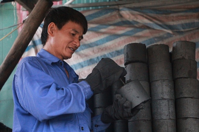 Vựa than tổ ong Hà Nội lặng lẽ trước ngày tàn - 8 Vựa than tổ ong Hà Nội lặng lẽ trước ngày tàn - 8