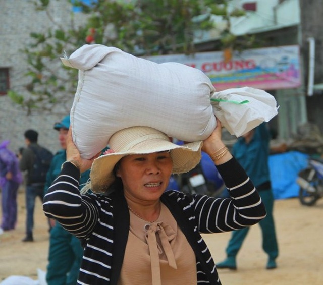 Bộ đội Biên phòng trắng đêm cùng dân lo chạy bão - 2 Bộ đội Biên phòng trắng đêm cùng dân lo chạy bão - 2
