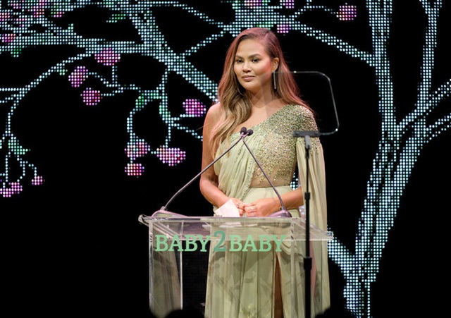 John Legend đưa vợ đẹp Chrissy Teigen dự tiệc - 6 John Legend đưa vợ đẹp Chrissy Teigen dự tiệc - 6
