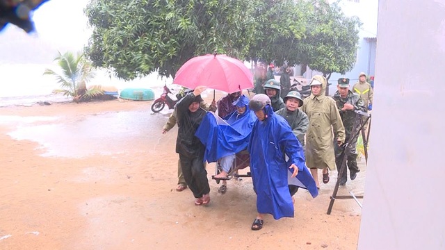 Quảng Ngãi đang mưa to gió mạnh, Phú Yên lo dân cố thủ giữ lồng bè - 2 Quảng Ngãi đang mưa to gió mạnh, Phú Yên lo dân cố thủ giữ lồng bè - 2