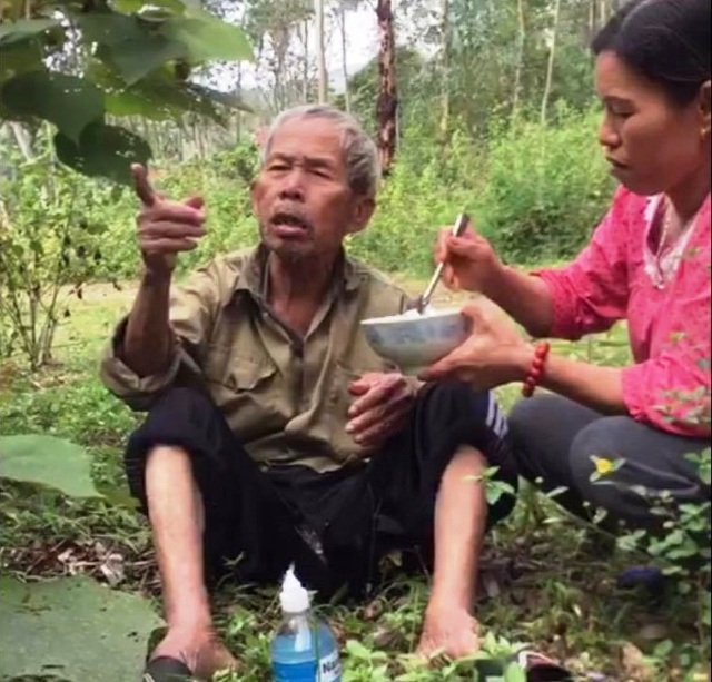 Hai mẹ con đem cơm lên núi bón cho cụ già đi lạc - 1 Hai mẹ con đem cơm lên núi bón cho cụ già đi lạc - 1