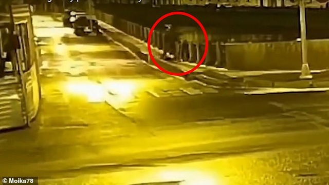 Video giáo sư Nga nghi vứt ba lô chứa xác người tình xuống sông