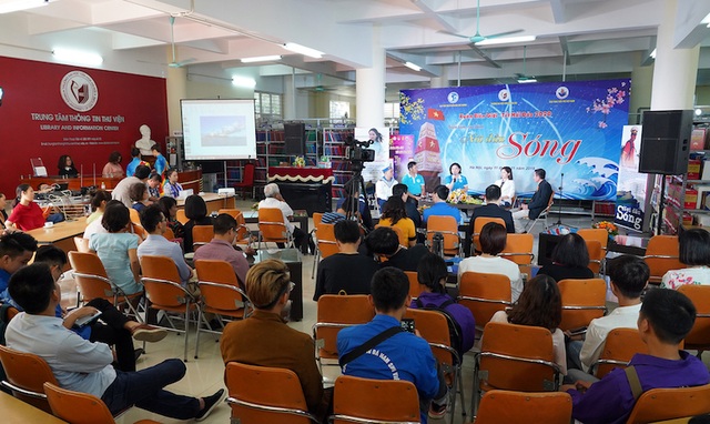 Hàng nghìn sinh viên chiêm ngưỡng vẻ đẹp của biển đảo quê hương - 3 Hàng nghìn sinh viên chiêm ngưỡng vẻ đẹp của biển đảo quê hương - 3
