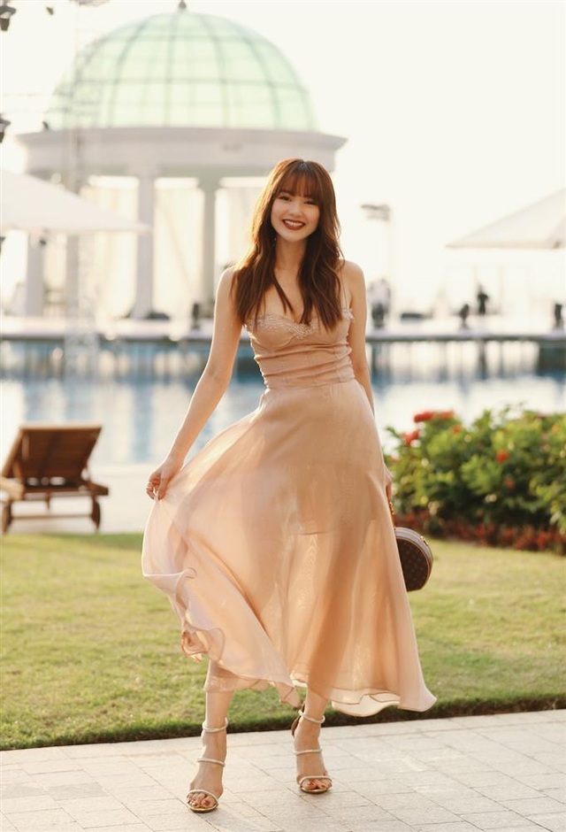 Đông Nhi thay ba bộ váy trong đám cưới - 5 Đông Nhi thay ba bộ váy trong đám cưới - 5