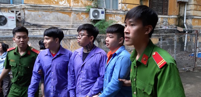 Băng nhóm tạt mắm tôm để đòi nợ hầu tòa - 2 Băng nhóm tạt mắm tôm để đòi nợ hầu tòa - 2