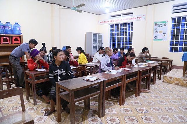 Những phụ nữ Vân Kiều U50 ngày lên rẫy, tối cắp sách đến trường - 5 Những phụ nữ Vân Kiều U50 ngày lên rẫy, tối cắp sách đến trường - 5