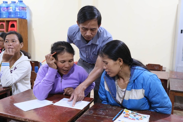 Những phụ nữ Vân Kiều U50 ngày lên rẫy, tối cắp sách đến trường - 4 Những phụ nữ Vân Kiều U50 ngày lên rẫy, tối cắp sách đến trường - 4