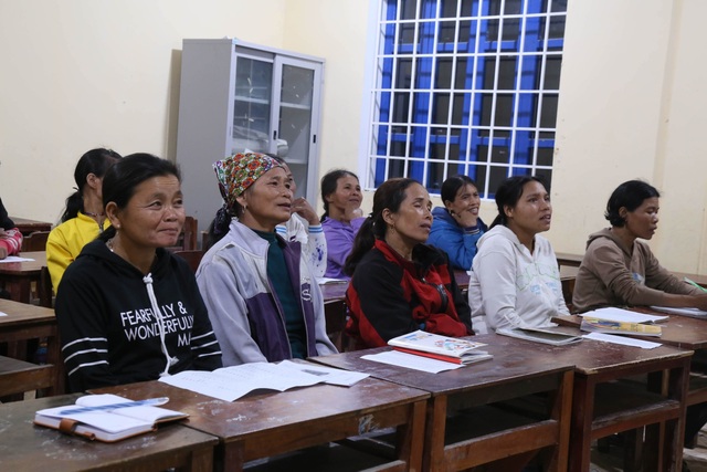 Những phụ nữ Vân Kiều U50 ngày lên rẫy, tối cắp sách đến trường - 1 Những phụ nữ Vân Kiều U50 ngày lên rẫy, tối cắp sách đến trường - 1