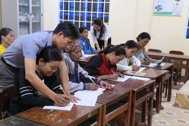 Những phụ nữ Vân Kiều U50 ngày lên rẫy, tối cắp sách đến trường - 3 Những phụ nữ Vân Kiều U50 ngày lên rẫy, tối cắp sách đến trường - 3