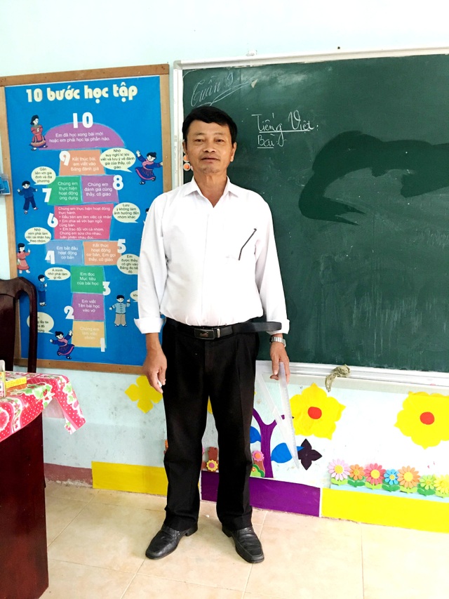Gặp thầy giáo 34 năm bám bản, gieo chữ cho học sinh Cơtu 