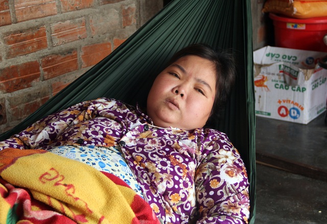 Phú Yên: Bạn đọc giúp đỡ gia đình bé gái 12 tuổi bán vé số nuôi mẹ và em thơ - 3 Phú Yên: Bạn đọc giúp đỡ gia đình bé gái 12 tuổi bán vé số nuôi mẹ và em thơ - 3