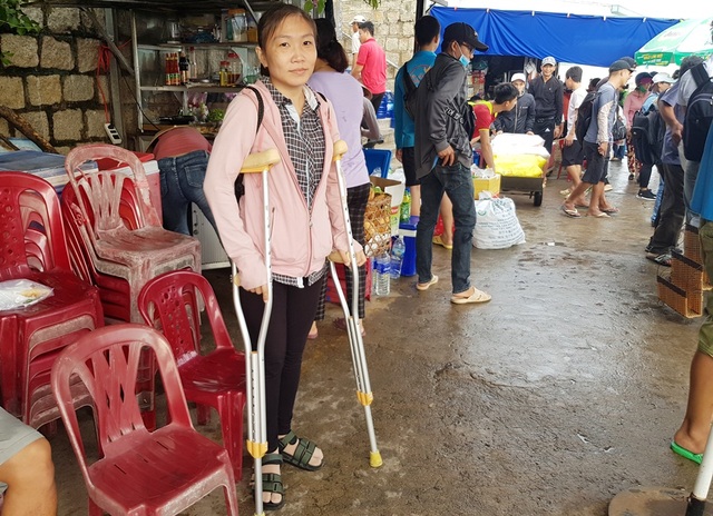Xúc động cô giáo phải chống nạng vẫn vượt biển đi dạy học - 1 Xúc động cô giáo phải chống nạng vẫn vượt biển đi dạy học - 1