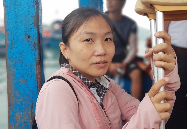 Xúc động cô giáo phải chống nạng vẫn vượt biển đi dạy học - 3 Xúc động cô giáo phải chống nạng vẫn vượt biển đi dạy học - 3