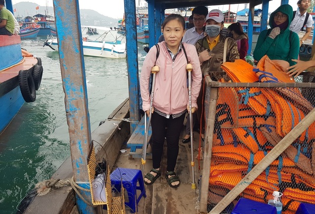 Xúc động cô giáo phải chống nạng vẫn vượt biển đi dạy học - 4 Xúc động cô giáo phải chống nạng vẫn vượt biển đi dạy học - 4