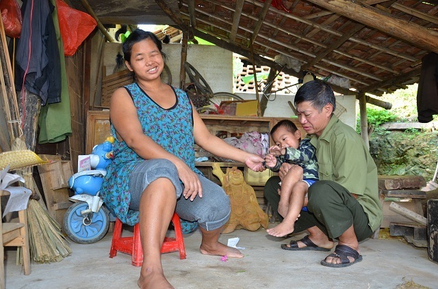 Anh thợ đục kết hôn với người phụ nữ hâm dở bật khóc khi được bạn đọc giúp đỡ số tiền lớn - 1 Anh thợ đục kết hôn với người phụ nữ hâm dở bật khóc khi được bạn đọc giúp đỡ số tiền lớn - 1