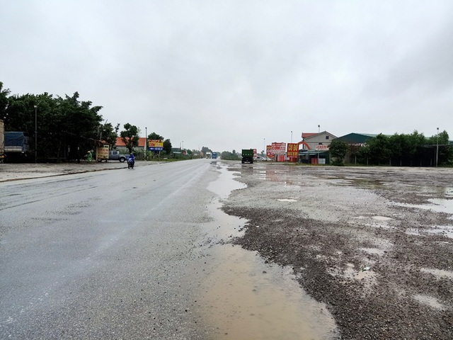 Cận cảnh doanh nghiệp xẻ tường hộ lan, băm nát hành lang giao thông QL 1A - 9 Cận cảnh doanh nghiệp xẻ tường hộ lan, băm nát hành lang giao thông QL 1A - 9