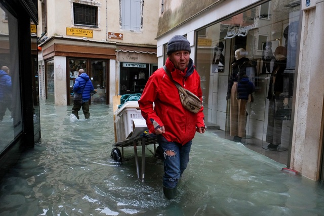 Triều cường lịch sử “nhấn chìm” Venice, người dân bơi trên đường phố - 2 Triều cường lịch sử “nhấn chìm” Venice, người dân bơi trên đường phố - 2