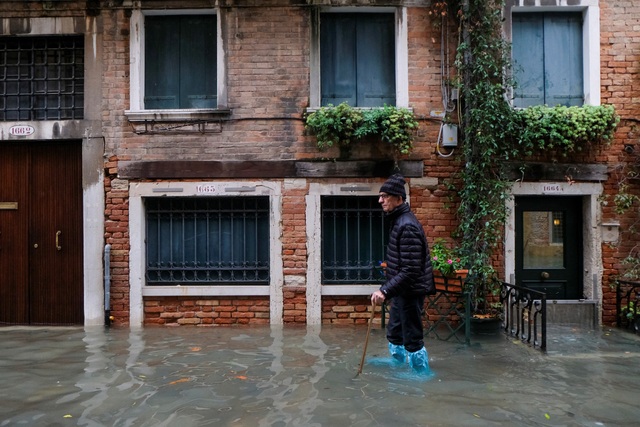 Triều cường lịch sử “nhấn chìm” Venice, người dân bơi trên đường phố - 4 Triều cường lịch sử “nhấn chìm” Venice, người dân bơi trên đường phố - 4