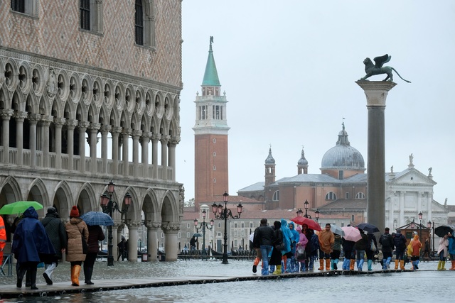 Triều cường lịch sử “nhấn chìm” Venice, người dân bơi trên đường phố - 5 Triều cường lịch sử “nhấn chìm” Venice, người dân bơi trên đường phố - 5