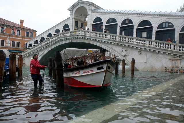 Triều cường lịch sử “nhấn chìm” Venice, người dân bơi trên đường phố - 7 Triều cường lịch sử “nhấn chìm” Venice, người dân bơi trên đường phố - 7
