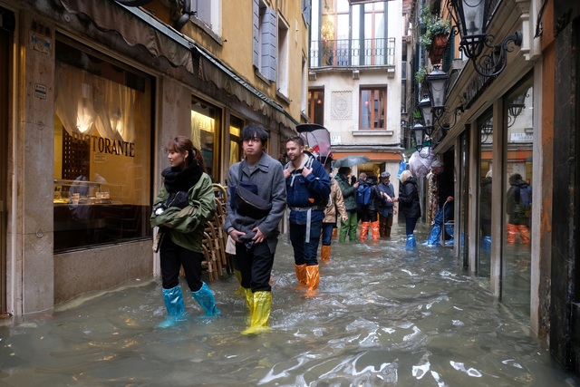 Triều cường lịch sử “nhấn chìm” Venice, người dân bơi trên đường phố - 3 Triều cường lịch sử “nhấn chìm” Venice, người dân bơi trên đường phố - 3