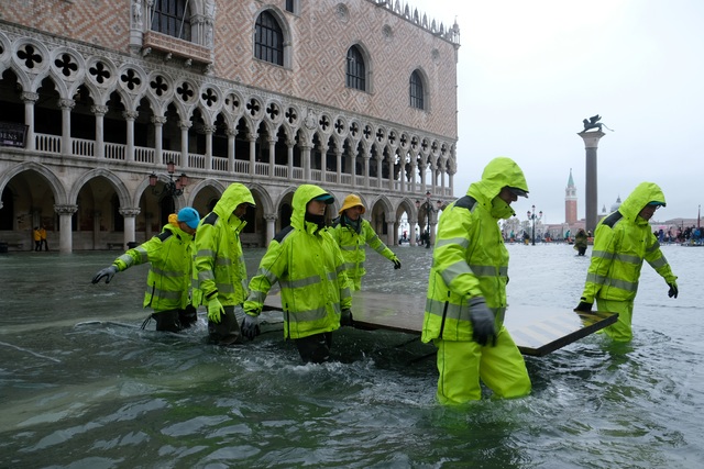 Triều cường lịch sử “nhấn chìm” Venice, người dân bơi trên đường phố - 6