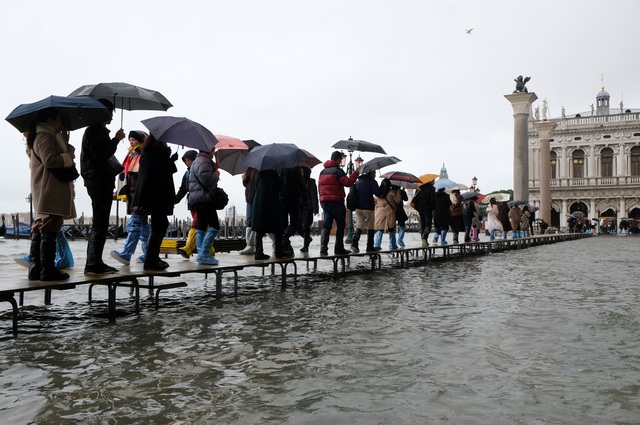 Triều cường lịch sử “nhấn chìm” Venice, người dân bơi trên đường phố - 8 Triều cường lịch sử “nhấn chìm” Venice, người dân bơi trên đường phố - 8