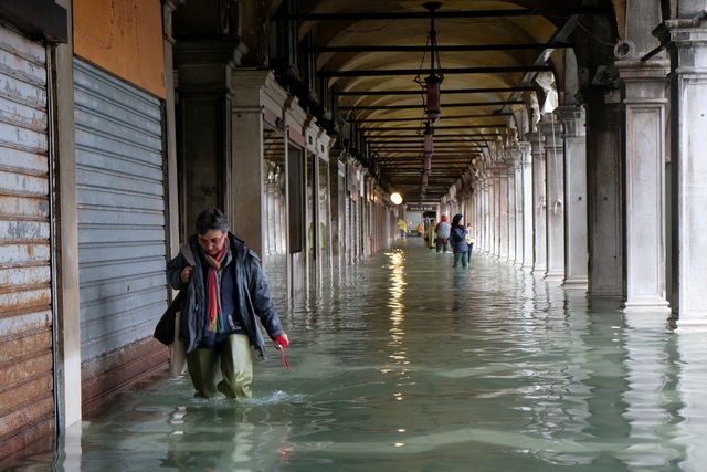 Triều cường lịch sử “nhấn chìm” Venice, người dân bơi trên đường phố - 9 Triều cường lịch sử “nhấn chìm” Venice, người dân bơi trên đường phố - 9