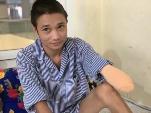 Ông bố trẻ bị điện cao thế phóng cụt tay chân được giúp đỡ hơn 120 triệu đồng - 5 Ông bố trẻ bị điện cao thế phóng cụt tay chân được giúp đỡ hơn 120 triệu đồng - 5