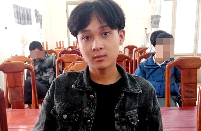 Nghi phạm Trần Thanh Vũ tại cơ quan công an Đối tượng nghiện game, cướp xe máy của người câm điếc