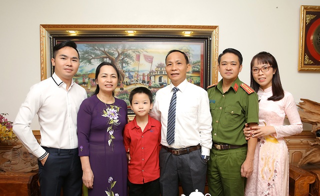 Ngày 20/11 nói về gia đình có 3 đời thành công trong giáo dục - 3 Ngày 20/11 nói về gia đình có 3 đời thành công trong giáo dục - 3