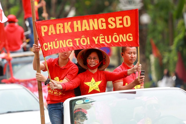 Đoàn cổ động viên Việt Nam diễu hành trước trận quyết đấu với UAE - 10 Đoàn cổ động viên Việt Nam diễu hành trước trận quyết đấu với UAE - 10