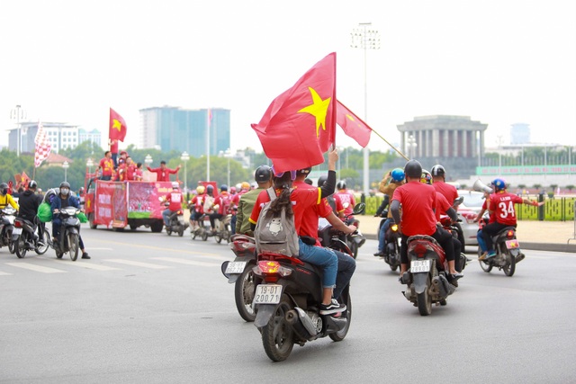 Đoàn cổ động viên Việt Nam diễu hành trước trận quyết đấu với UAE - 7 Đoàn cổ động viên Việt Nam diễu hành trước trận quyết đấu với UAE - 7