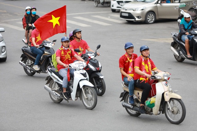 Đoàn cổ động viên Việt Nam diễu hành trước trận quyết đấu với UAE - 11 Đoàn cổ động viên Việt Nam diễu hành trước trận quyết đấu với UAE - 11