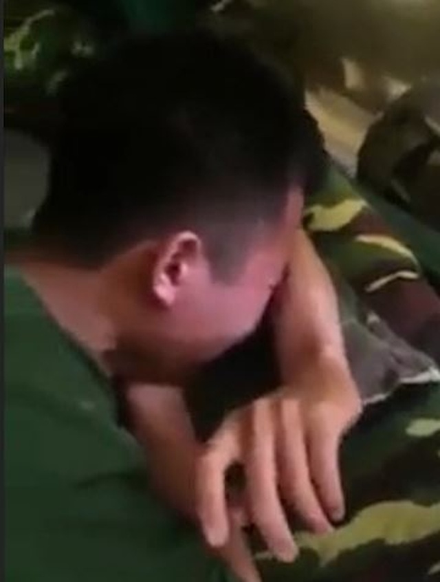 Clip:  Chàng lính trẻ ôm gối gào khóc vì người yêu đi lấy chồng - 1