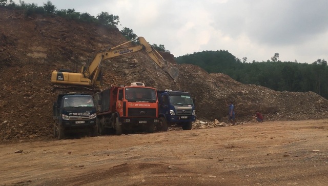 Tái diễn cảnh đường biến thành ao tại Quảng Bình: Xe chở đất “dàn trận”, cày nát đường! - 4 Tái diễn cảnh đường biến thành ao tại Quảng Bình: Xe chở đất “dàn trận”, cày nát đường! - 4