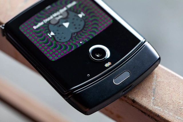 “Huyền thoại” Motorola Rarz chính thức “hồi sinh” với thiết kế màn hình gập 5