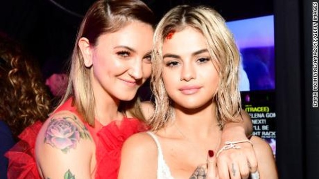 Selena Gomez “khoá môi” nữ đồng nghiệp, bị nghi ngờ yêu cùng giới - 4 Selena Gomez “khoá môi” nữ đồng nghiệp, bị nghi ngờ yêu cùng giới - 4
