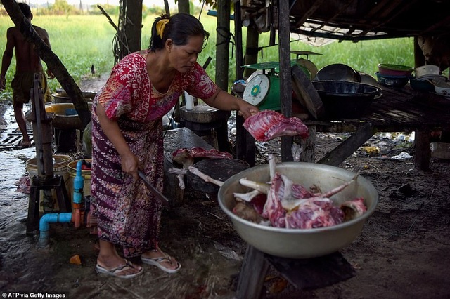 Người đàn ông vừa làm thịt chó vừa bật khóc nói lời xin lỗi - 1